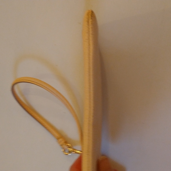 VGUC. Coach pale pink leather wristlet. - Picture 5 of 11